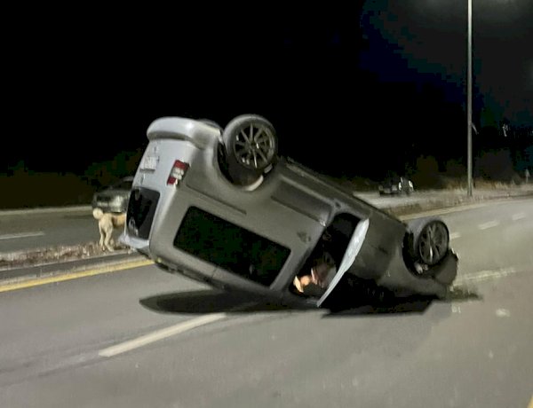 Hafif ticari araç takla attı