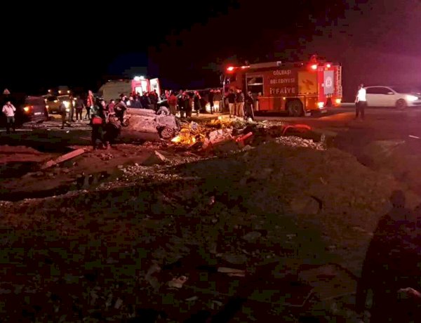 Minibüs ile otomobil çarpıştı: 1’i ağır, 2 yaralı