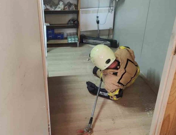 İş yerine giren yılan paniğe neden oldu