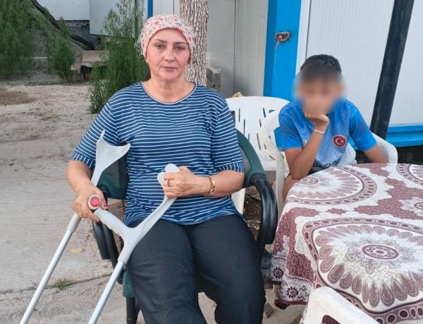 Başıboş köpeklerin kovaladığı anne-oğul düşerek yaralandı