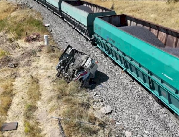 Yük treni hemzemin geçitte kamyona çarptı: 1 yaralı