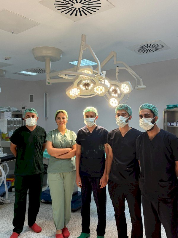 Adıyaman’da Bir İlk: İzsiz, Kapalı Cerrahi Yöntemle(Vnotes) Rahim sarkması ameliyatı ‎