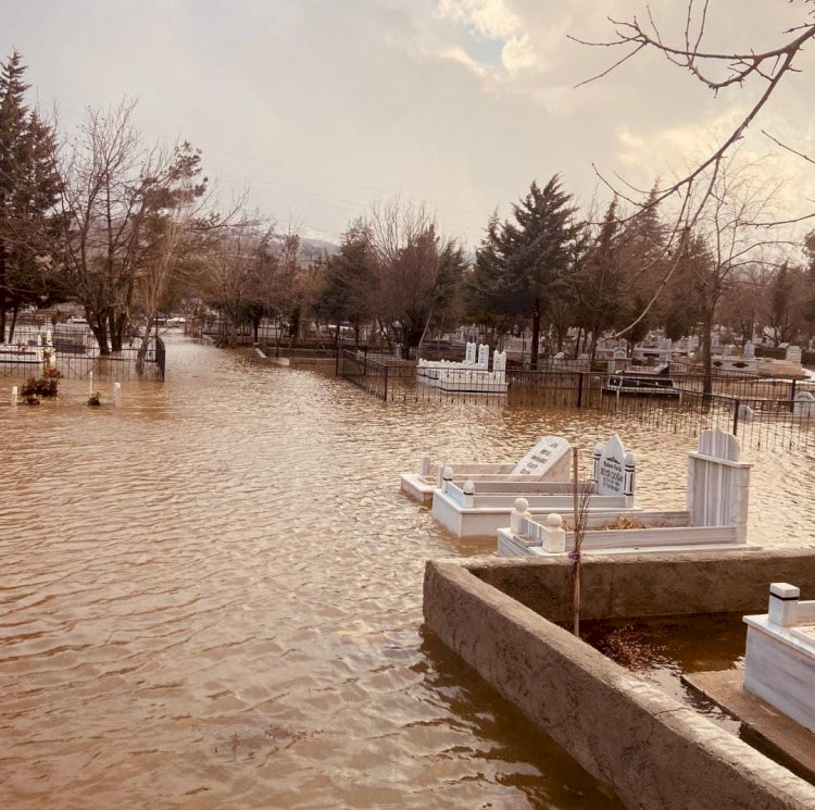 Gölbaşı'nda Mezarlık sular altında kaldı