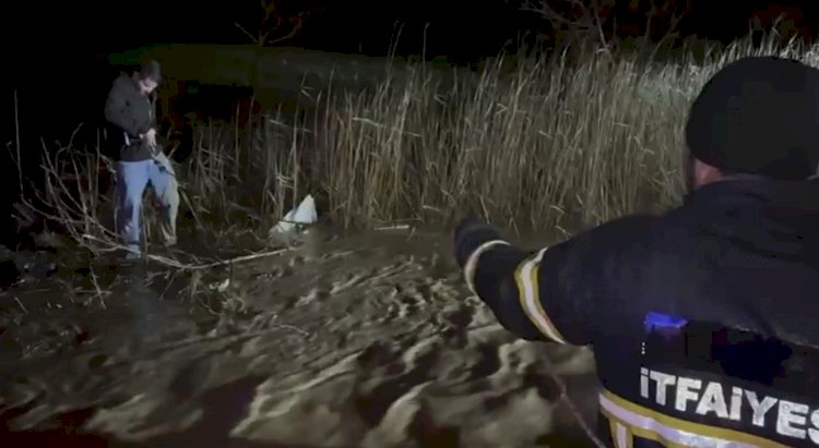 Adıyaman’da sele yakalanan araç suya gömüldü