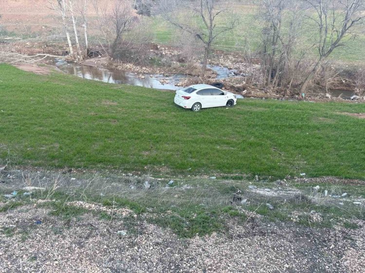 ‎Otomobil tarlaya yuvarlandı: 2 yaralı