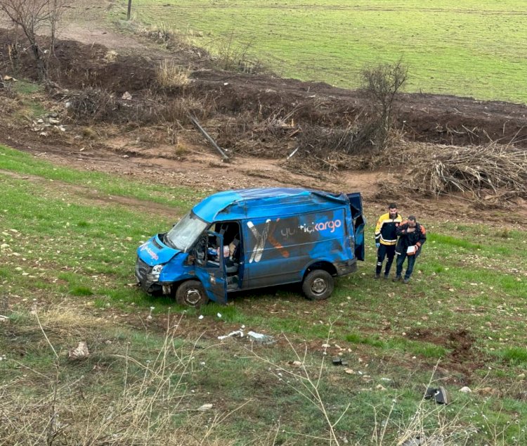 Kargo aracı takla attı: 2 yaralı