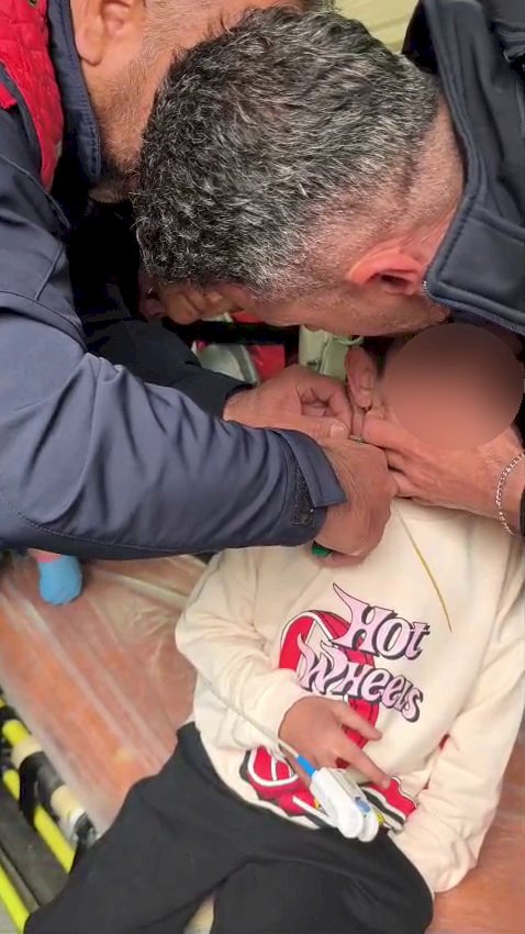 Boynuna plastik kelepçe geçiren çocuk kurtarıldı