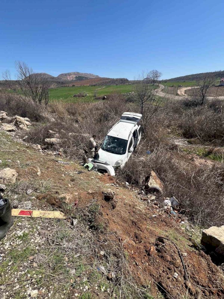 Köpeğe çarpmamak için şarampole girdi: 4 yaralı