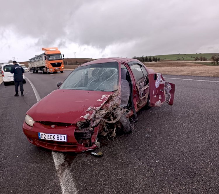 Yolda kayan araç karşı şeride geçerek araçla çarpıştı: 2 yaralı ‎
