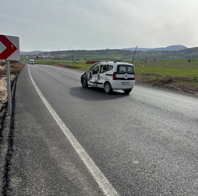 Kontrolden çıkan kamyonet karşı şeride geçerek ticari araçla çarpıştı: 1 yaralı ‎