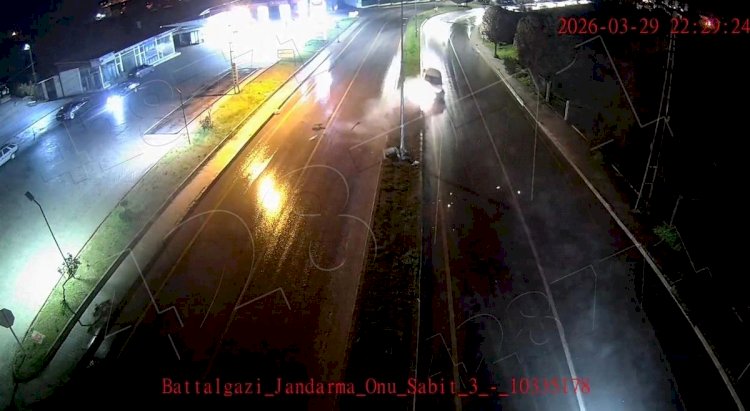 Malatya’da kontrolden çıkan araç refüje çarptı