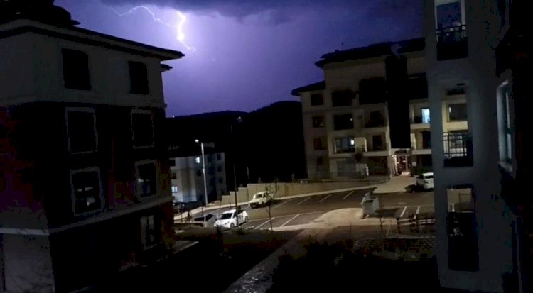 Gölbaşı ilçesinin gecesini şimşekler aydınlattı ‎