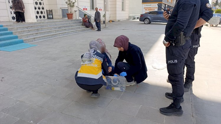 Elindeki bıçağı bileğine dayadı