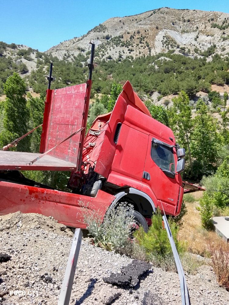 Malatya’da çekici bariyerlere çarparak askıda kaldı