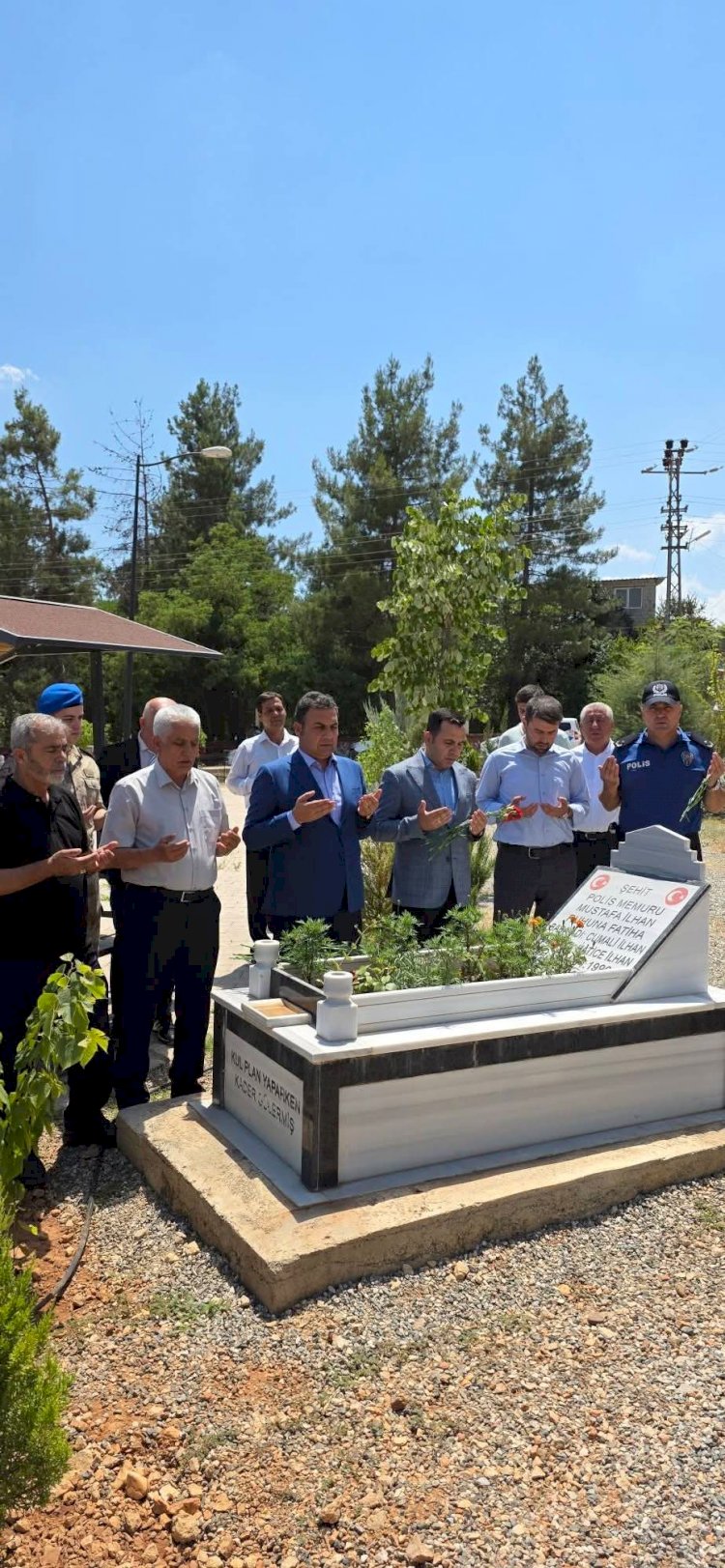 Kaymakam Algın ve protokol Şehit kabirlerini ziyaret etti