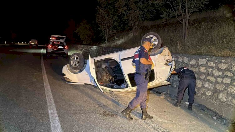 Otomobil istinat duvarına çarparak takla attı: 2 yaralı