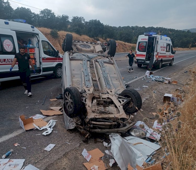 Hafif ticari araç karşı şeride geçti: 4 yaralı