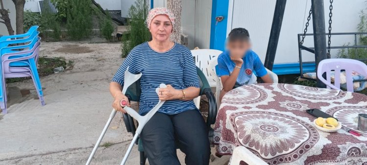 Başıboş köpeklerin kovaladığı anne-oğul düşerek yaralandı