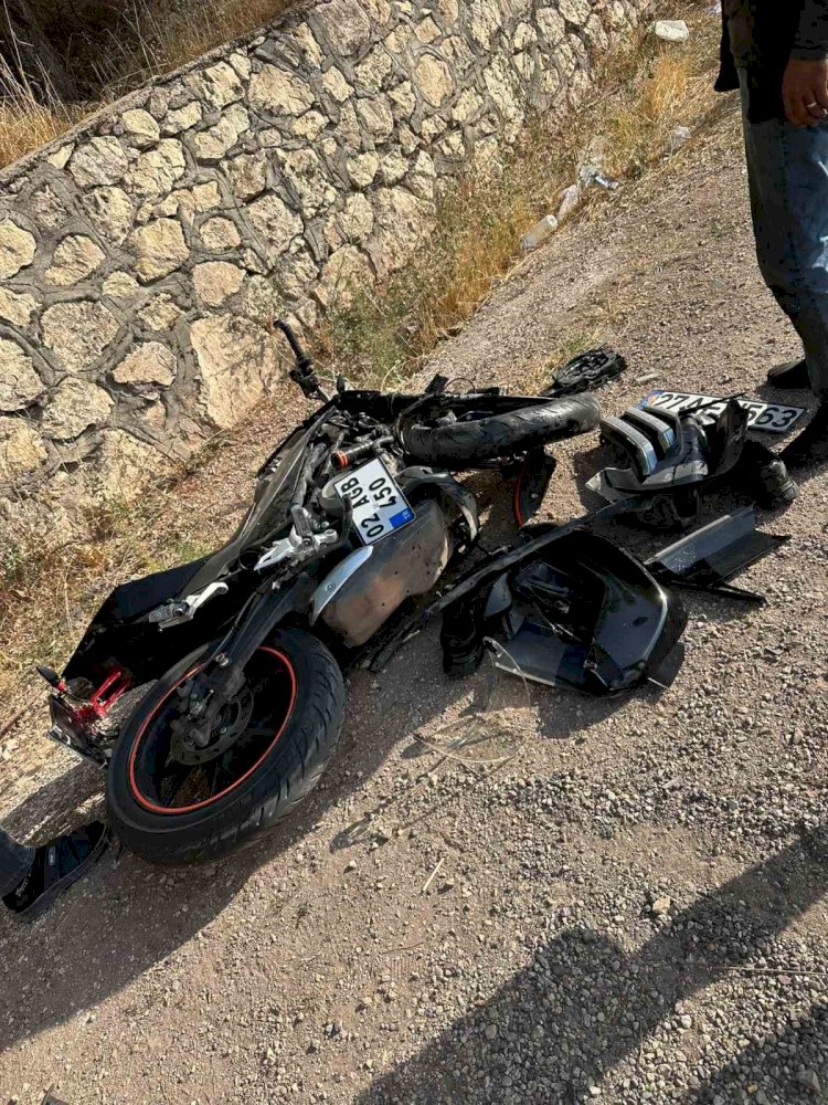 Otomobilin çarptığı motosiklet sürücüsü ağır yaralandı