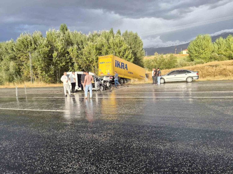 Malatya’da tır ile otomobil çarpıştı: 4 yaralı